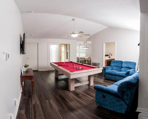 Modern Retreat Near DAY Airport & Metropark House in Vandalia