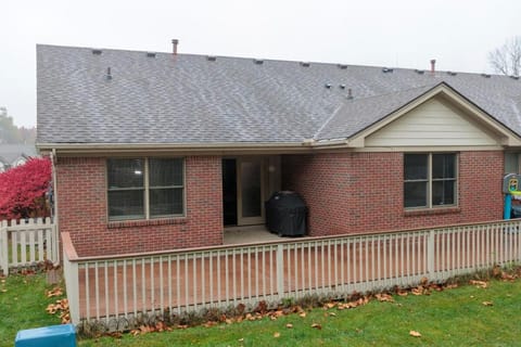 Modern Retreat Near DAY Airport & Metropark House in Vandalia