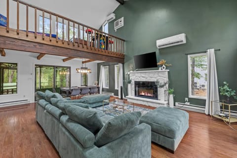 Communal lounge/ TV room, TV and multimedia, Living room, Seating area