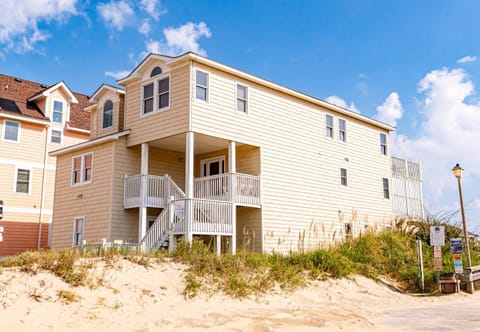 Twisted Fish - S Nags Head MP 19.5, Oceanfront, Ocean View, Elevator, Pool, Hot Tub, YR Flex Stays House in Nags Head