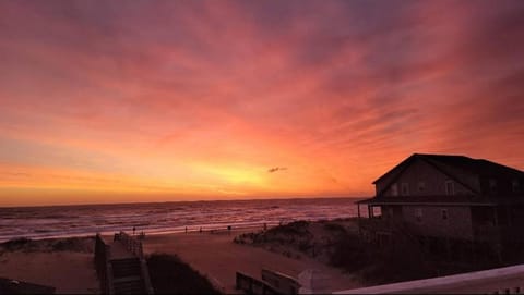 Twisted Fish - S Nags Head MP 19.5, Oceanfront, Ocean View, Elevator, Pool, Hot Tub, YR Flex Stays House in Nags Head