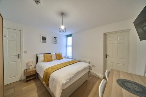 Bed, TV and multimedia, Photo of the whole room, wardrobe