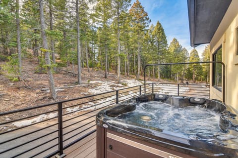 Great for Gatherings! Evergreen Getaway with Hot Tub House in Evergreen