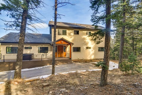 Great for Gatherings! Evergreen Getaway with Hot Tub House in Evergreen