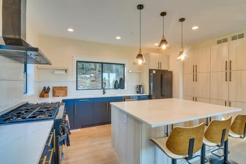 Great for Gatherings! Evergreen Getaway with Hot Tub House in Evergreen