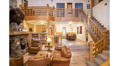 Day, Living room, Seating area, Dining area, Animals, fireplace, furniture