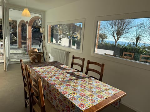Seating area, Dining area