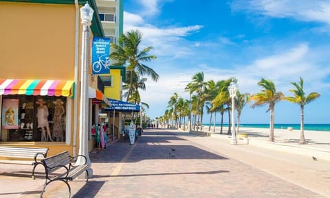 Casa Flamingo Splash Dania Beach Vibes! House in Dania Beach