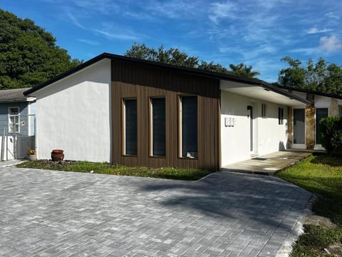 Casa Flamingo Splash Dania Beach Vibes! House in Dania Beach