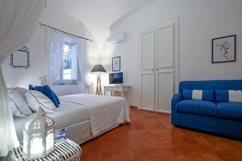 Bed, Photo of the whole room, Bedroom, Quiet street view