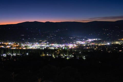 Yosemite Retreat, Views and Hot Tub House in Oakhurst