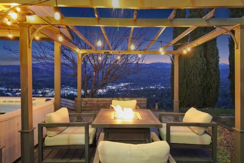 Yosemite Retreat, Views and Hot Tub House in Oakhurst