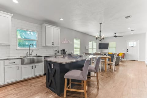 Dining area, kitchen