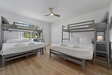 Bright Ground Floor Condo Minutes to Parks House in Kissimmee