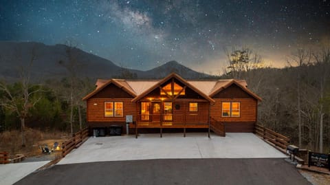 Incredible Smoky Mountain Lodge House in Sevierville