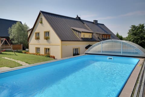 Garden, Area and facilities, Swimming pool