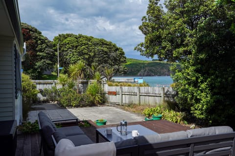 Property building, Communal lounge/ TV room, Spring, Day, Natural landscape, Garden, Evening entertainment, Garden view, Lake view, River view