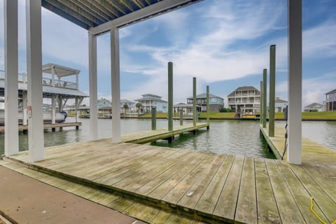 Walk to Beach! Bayfront Port Bolivar Home with Dock House in Texas City