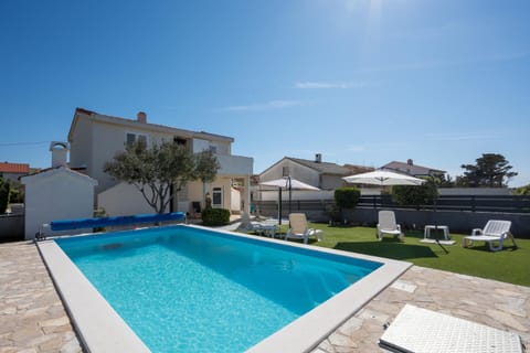 Swimming pool, Location, children, Family