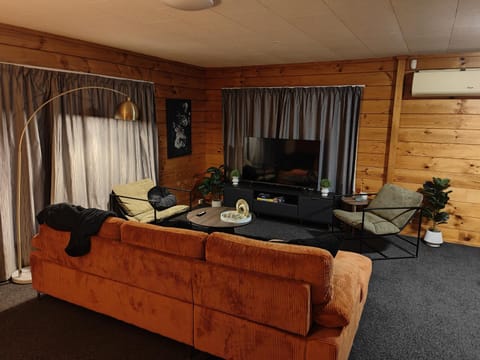 TV and multimedia, Living room, Photo of the whole room, Seating area, air conditioner