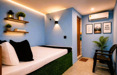 Bed, Living room, Photo of the whole room, Seating area, Bedroom, air conditioner