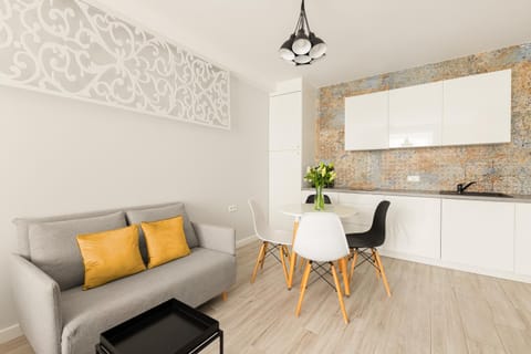 Kitchen or kitchenette, Seating area