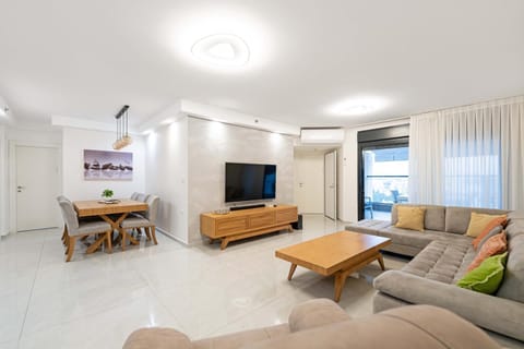 TV and multimedia, Living room, Seating area, Evening entertainment