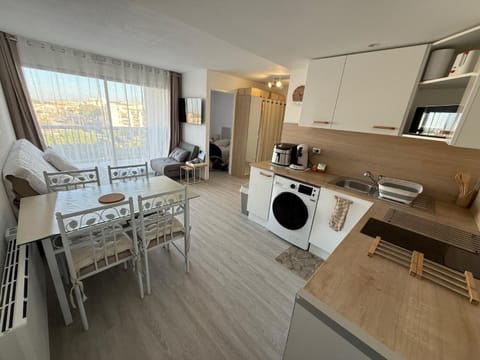 Coffee/tea facilities, Dining area, stove, toaster