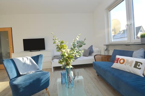 Bed, TV and multimedia, Living room, Seating area