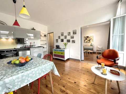 Kitchen or kitchenette, Seating area, Dining area, oven