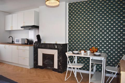 Coffee/tea facilities, Kitchen or kitchenette, Dining area, stove