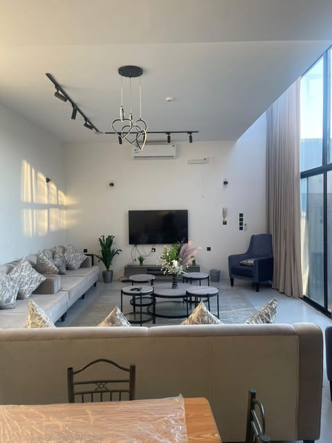 TV and multimedia, Living room, Seating area, Evening entertainment