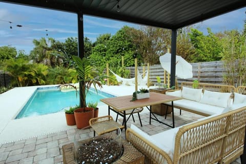 Patio, Natural landscape, Garden, View (from property/room), Balcony/Terrace, Seating area, Swimming pool, sunbed