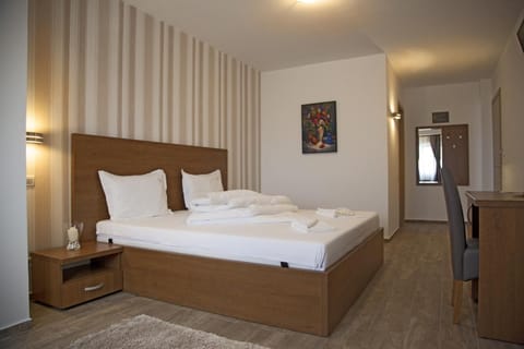 Bed, Photo of the whole room, Decorative detail, On site