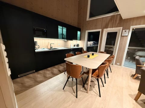 Seating area, Dining area