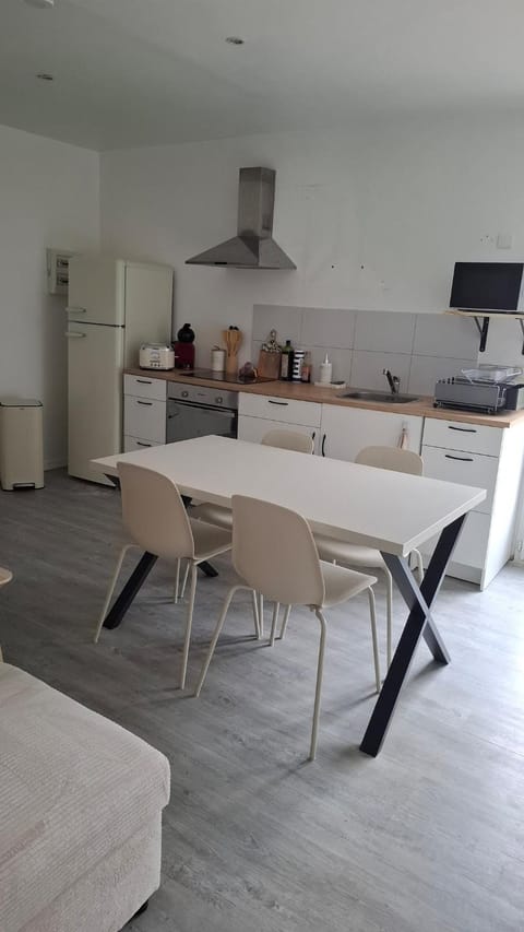 Kitchen or kitchenette, Dining area, oven