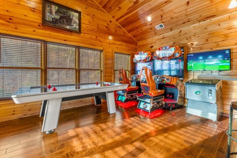 Epic 9BR Mansion Sleeps 26 HotTub & Game Room House in Gatlinburg