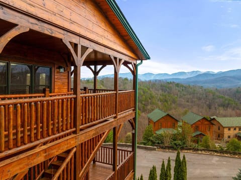 Epic 9BR Mansion Sleeps 26 HotTub & Game Room House in Gatlinburg
