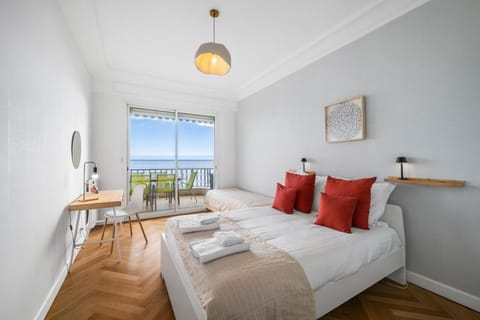 Bed, Balcony/Terrace, Photo of the whole room, Seating area, Bedroom, Sea view, internet
