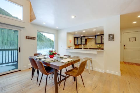 5 Mi to Vail Ski Resort! Cozy Condo with Mtn Views Apartment in Vail