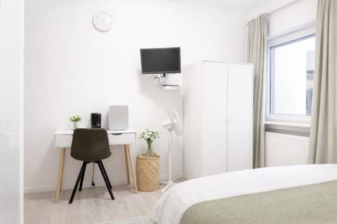 TV and multimedia, Photo of the whole room, Bedroom