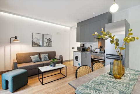 Kitchen or kitchenette, Seating area, Dining area