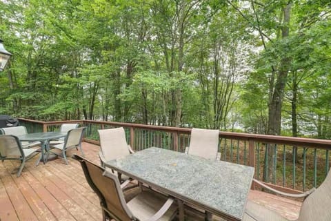 Spacious Lake Front Winter Retreat! Less than 10 Min to Big Boulder! House in Tunkhannock Township