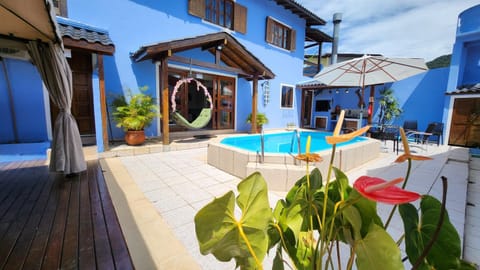 Communal lounge/ TV room, Pool view