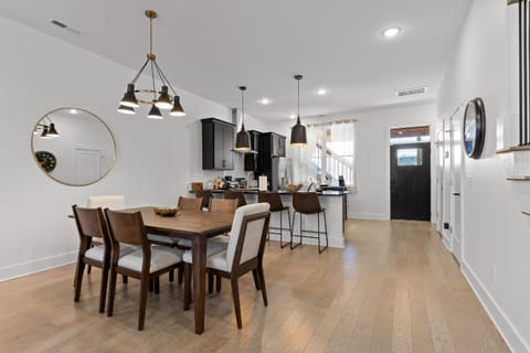 Kitchen or kitchenette, Seating area, Dining area