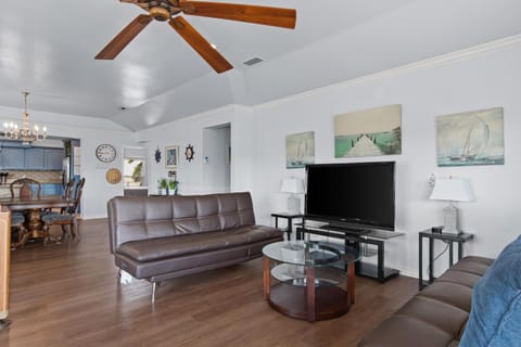 Spacious 5BR home in South Padre Island, perfect for family getaways. House in South Padre Island