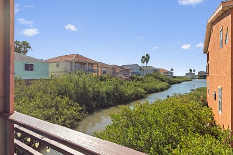 Spacious 5BR home in South Padre Island, perfect for family getaways. House in South Padre Island
