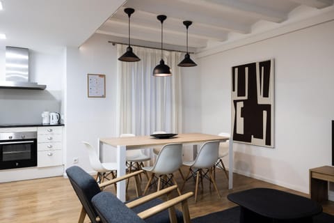 Kitchen or kitchenette, Living room, Seating area, Dining area