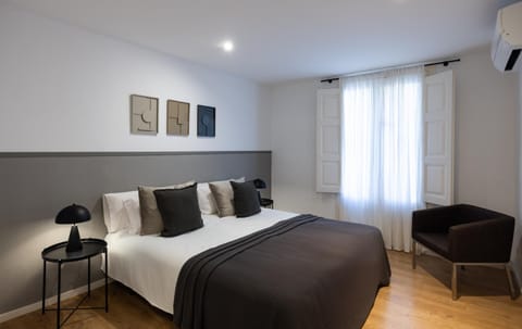 Bed, Living room, Photo of the whole room, Seating area, Bedroom