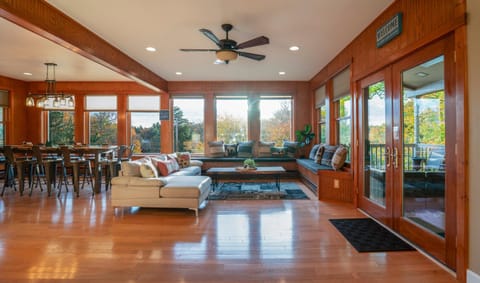 Luxe Lakefront Paradise! King Beds, Private Dock, Gourmet Kitchen, Theatre and Game Room! House in Capital District, NY, USA